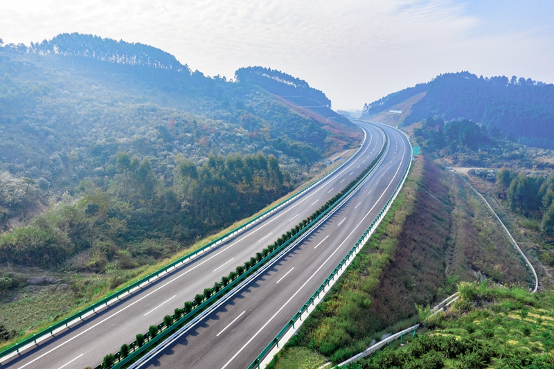 6.高速公路與群山相連，植被覆蓋率高，與原生態(tài)環(huán)境恢復有機結(jié)合.jpg